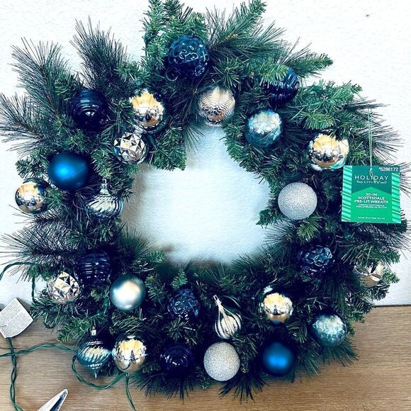 Pre-Lit Christmas Holiday Wreath - Picture 1 of 3